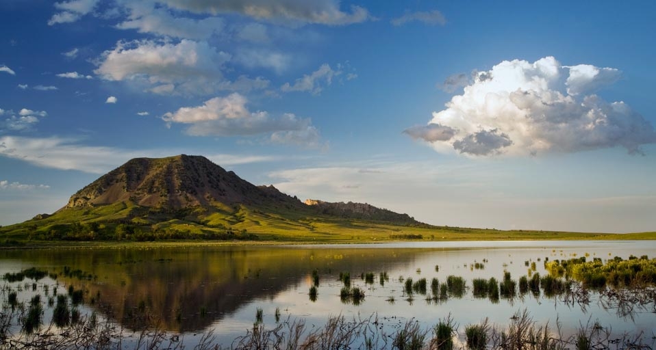 Der Bear Butte spiegelt sich im gleichnamigen See in der Nähe von Sturgis, South Dakota, USA – Chuck Haney/DanitaDelimont.com &copy; (Bing Germany)