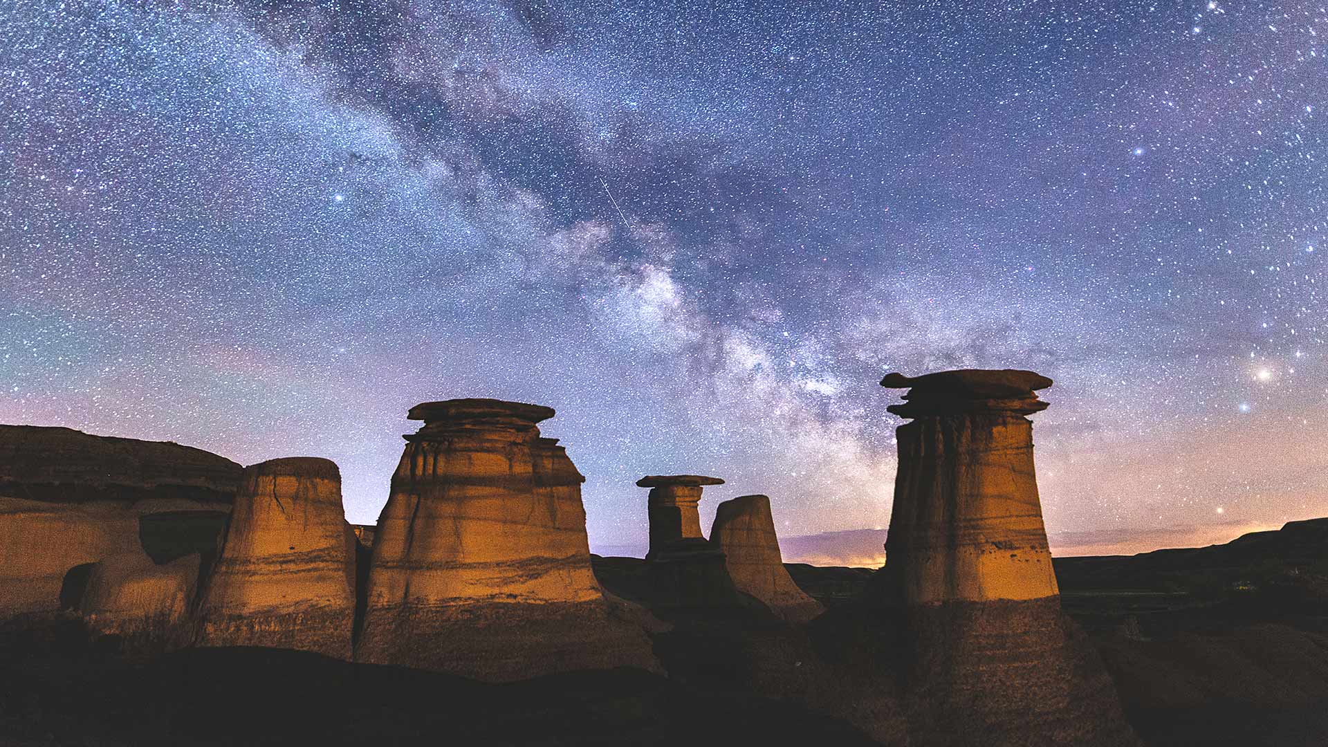 Milky-way over hoodoo rock formations in the Canadian badlands, Drumheller, Alta. (© Felis Images/Minden Pictures)(Bing Canada)
