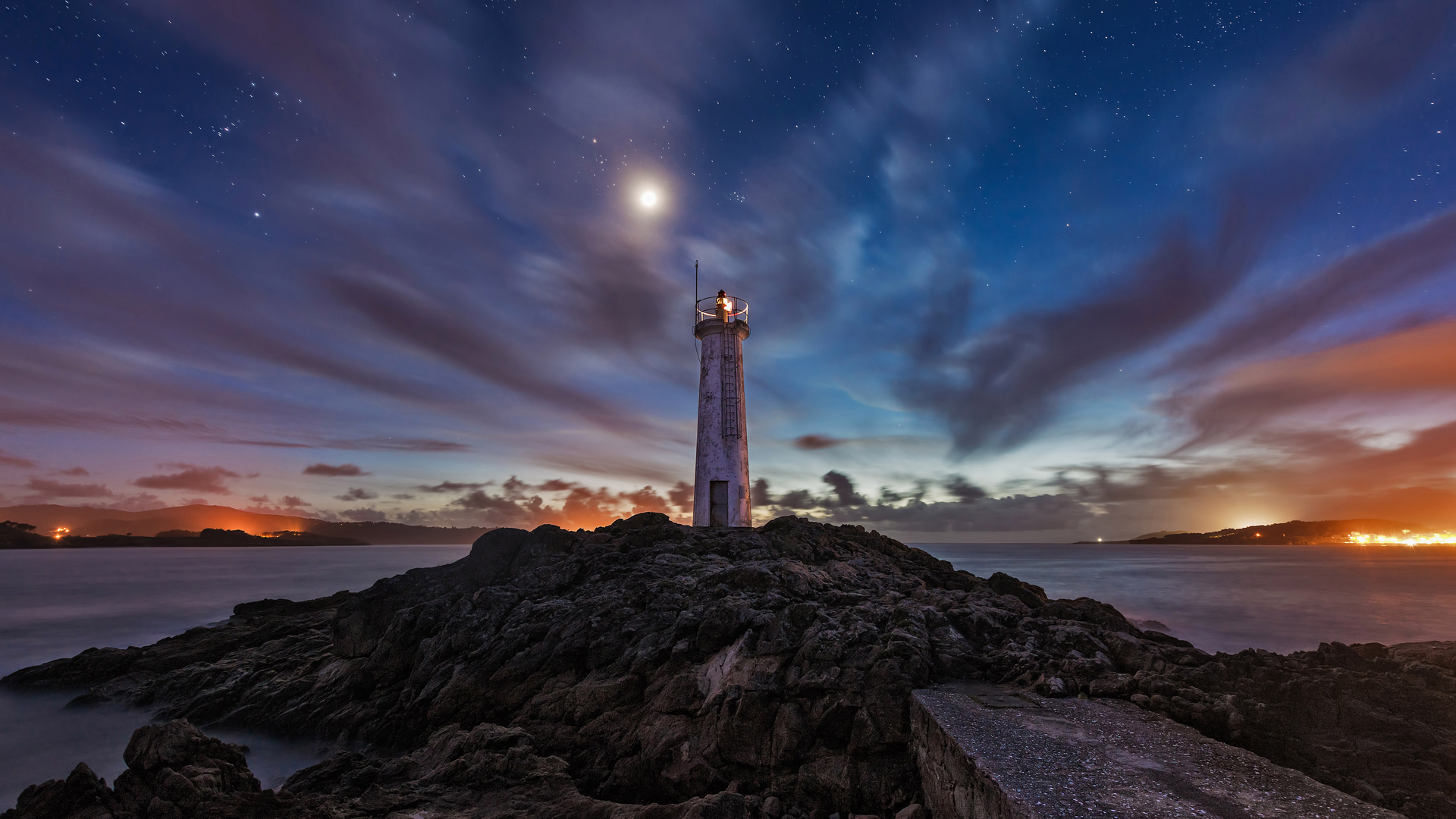 Faro de Playa Lago, Costa da Morte, Muxia, Galicia, Spain (© Carlos Fernandez/Getty Images)(Bing Canada)