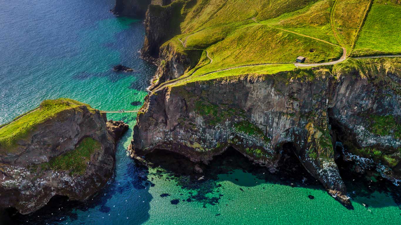 Carrick-a-Rede rope bridge near Ballintoy, Northern Ireland (© Chris Hill/Getty Images)(Bing United Kingdom)
