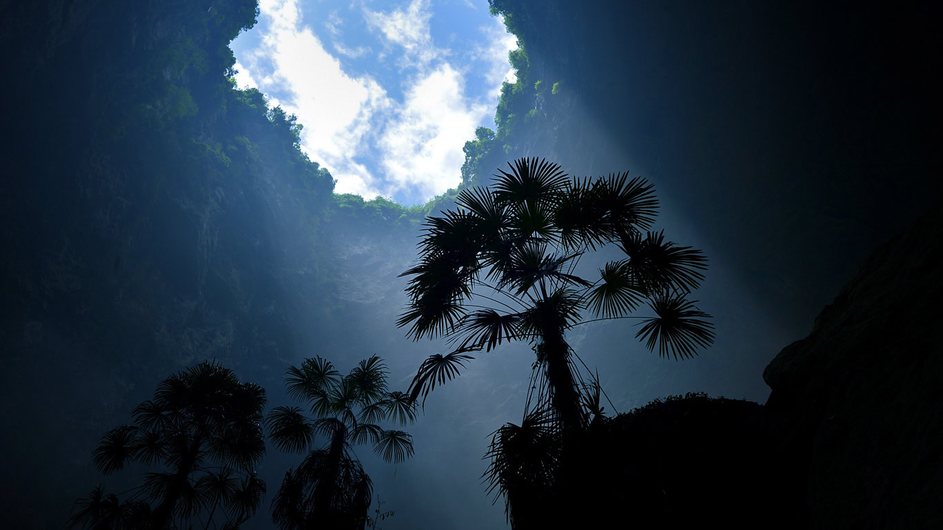Sinkhole in Xuan’en County, Hubei, China (© Xinhua News Agency/REX/Shutterstock)(Bing United Kingdom)