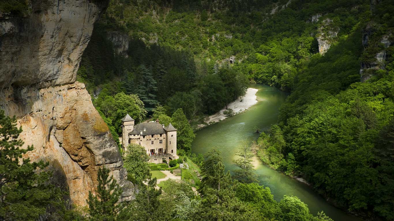 Château de la Caze dans les gorges du Tarn, Laval-du-Tarn, Lozère, Languedoc-Roussillon (© Franck Charton/hemis.fr/Getty Images)(Bing France)
