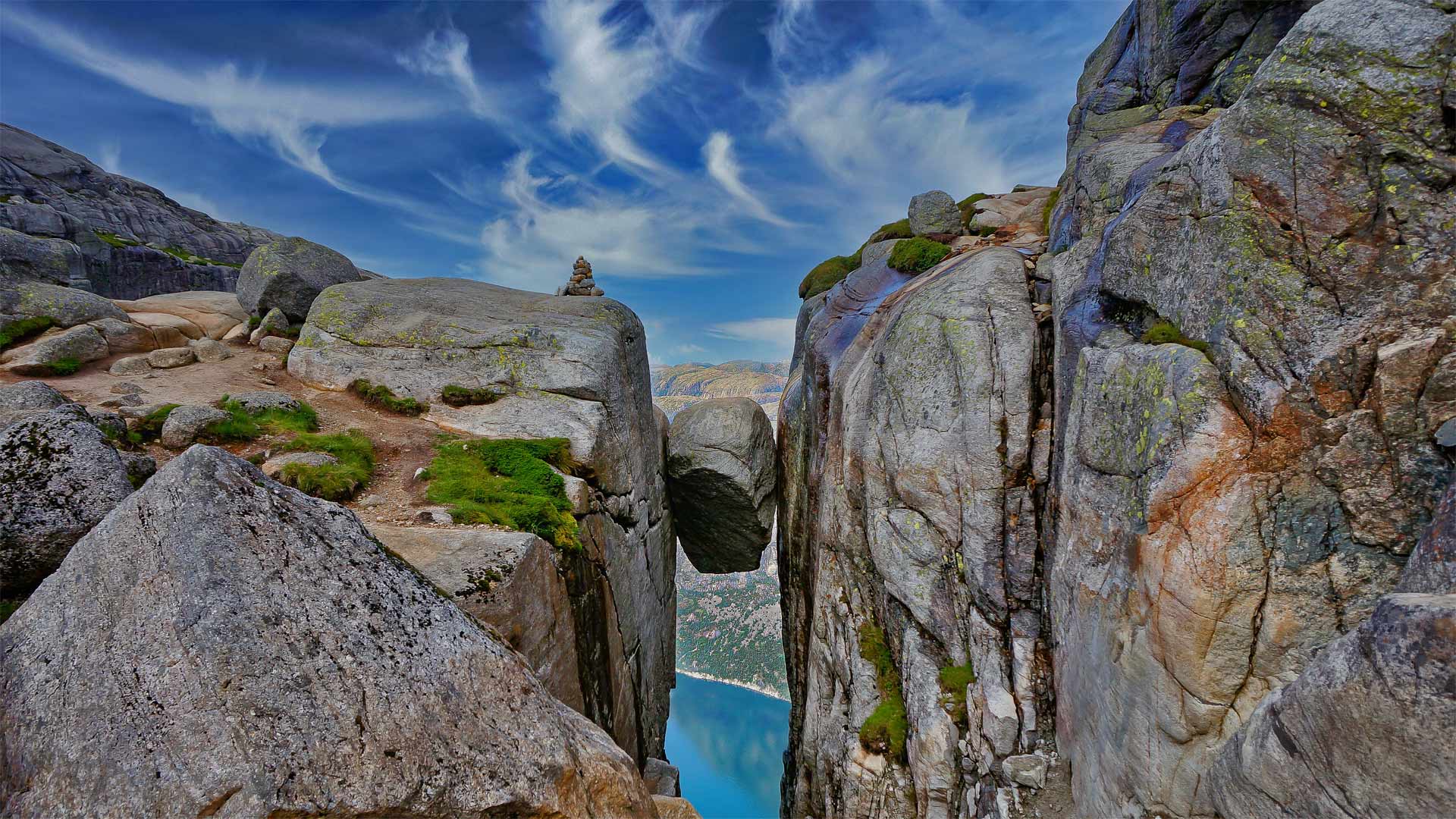 Le Kjeragbolten coincé sur le Kjerag, Norvège (© Angel FAyE/Getty Images)(Bing France)