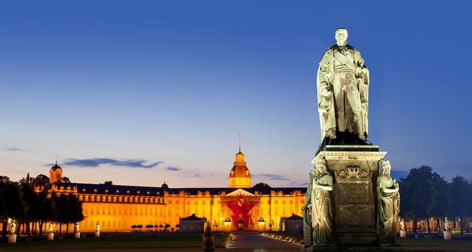 Erleuchtetes Karlsruher Schloss, Karlsruhe, Baden-Württemberg, Deutschland, Europa. (© Peter Schickert/image/age fotostock) &copy; (Bing Germany)
