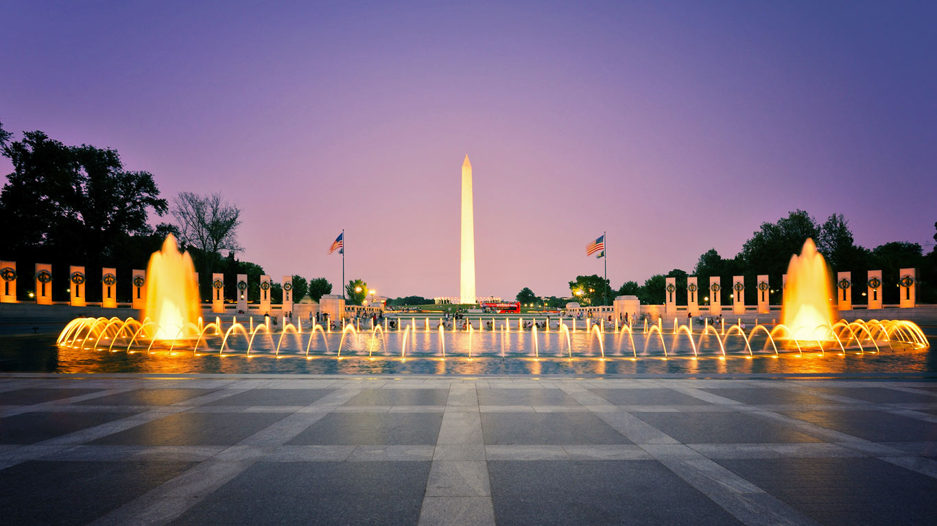 World War II Memorial, Washington, DC (© Ixefra/Getty Images)(Bing United States)