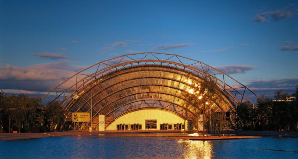 Die Glashalle der Messe Leipzig leuchtet im Abendlicht, Sachsen, Deutschland – F1 ONLINE / SuperStock &copy; (Bing Germany)