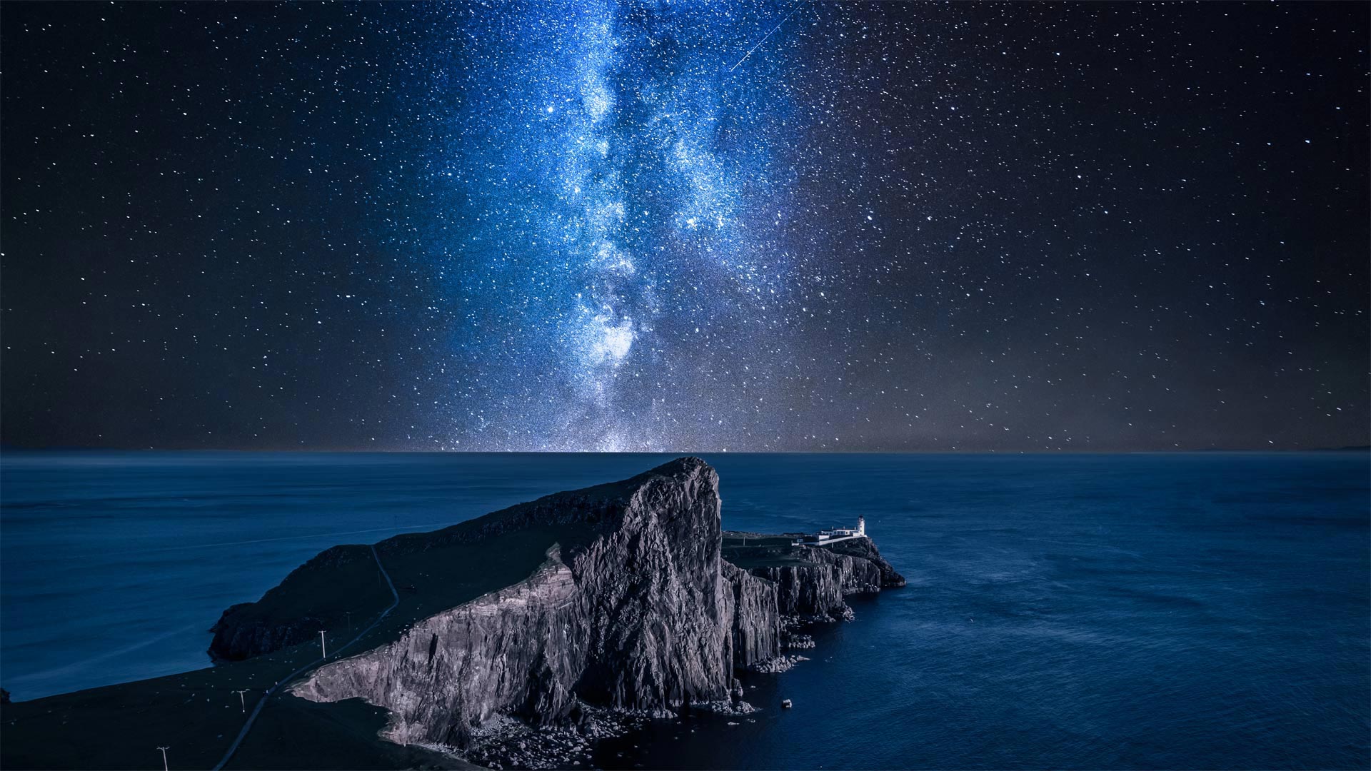 内斯特角灯塔上空的银河 ，苏格兰斯凯岛 (© Shaiith/Getty Images)(Bing China)