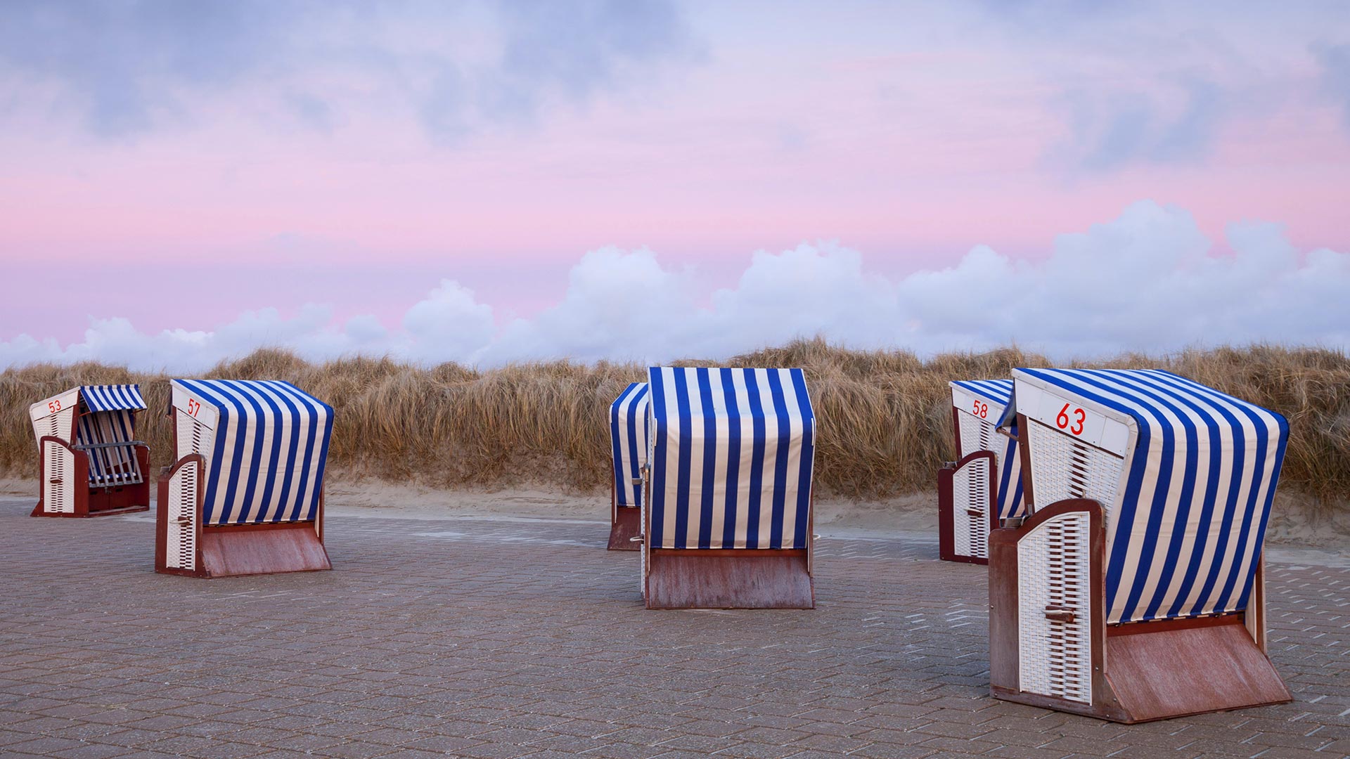 Strandkörbe im Abendrot am Nordstrand der Insel Borkum, Niedersachsen (© DEEPOL by plainpicture/Wilfried Wirth)(Bing Deutschland)