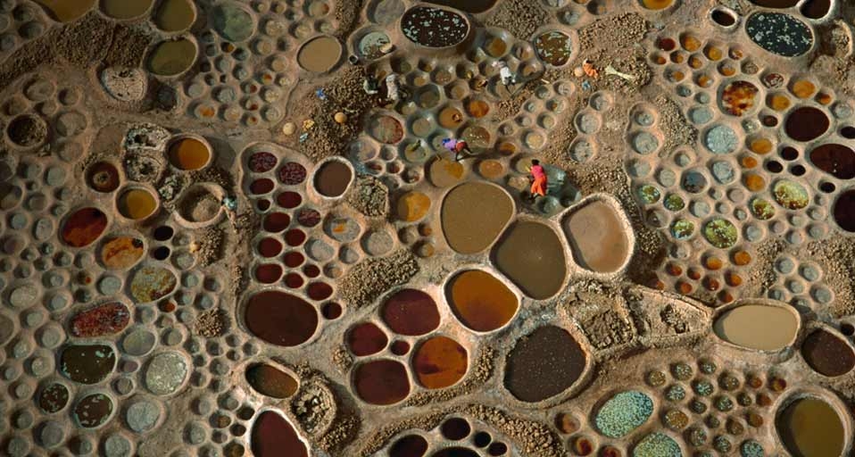 Evaporating salt water reservoirs of Teguidda-n-Tessoumt, Niger -- George Steinmetz/Corbis &copy; (Bing United Kingdom)