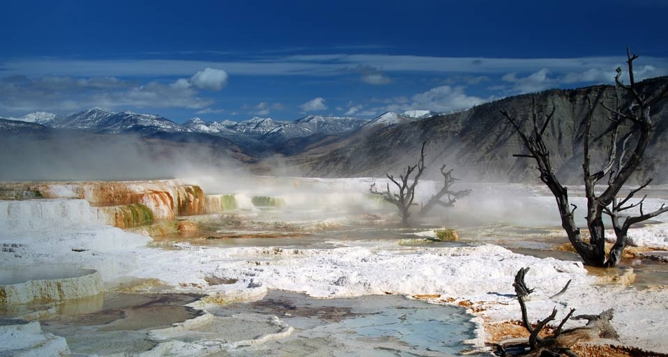 Mammoth Hot Springs, Yellowstone National Park, Wyoming -- Kevin Mullins &copy; (Bing Canada)