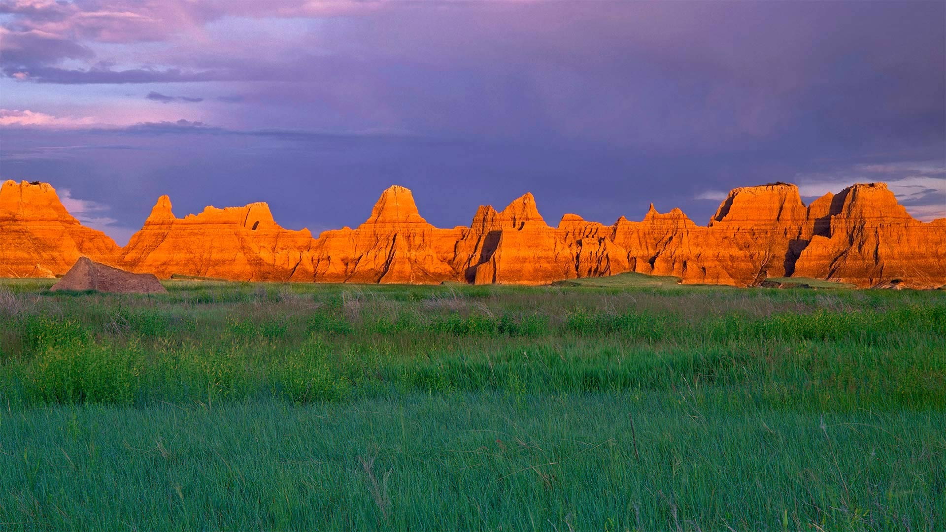Prairie and pinnacles near Castle Trail in Badlands National Park, South Dakota, USA (© Danita Delimont/Getty Images)(Bing United Kingdom)