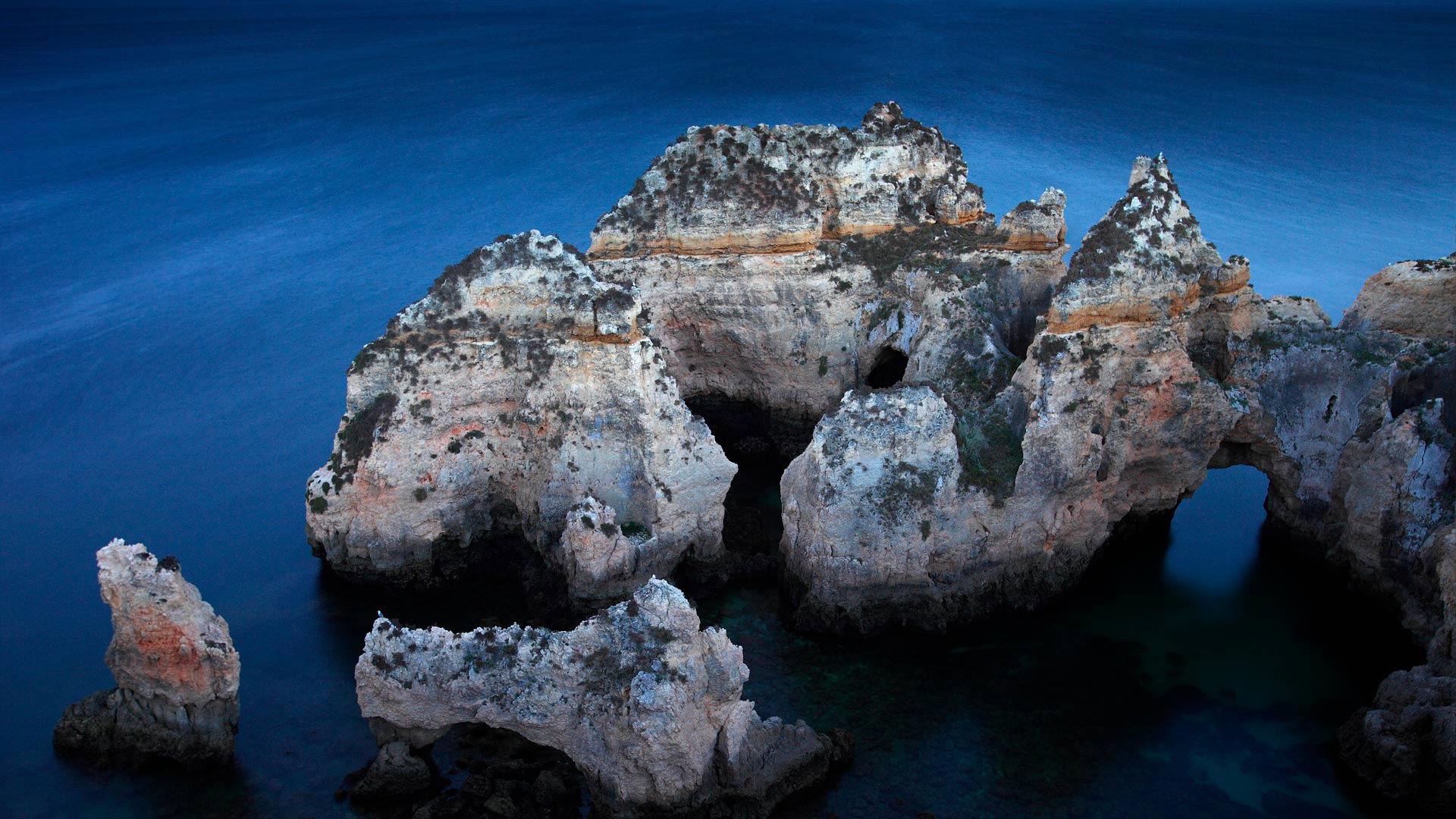 Ponta da Piedade rock formations off the coast of the Algarve, Portugal (© David Santiago Garcia/Offset)(Bing United Kingdom)